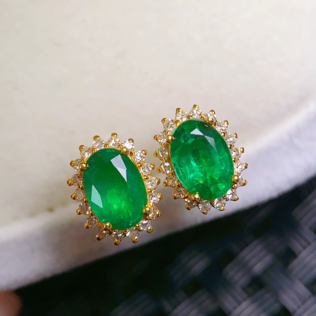 14k Gold 1.4 Ct Natural Emerald & Diamond Earrings: Ref:231170055 // gold content:14k gold // main gemstone:emerald // shape:oval // carat weight:1. 4ct // color:green // treatment:natural // // adjacent gemstone 2 : diamond // number of stones:36 // s