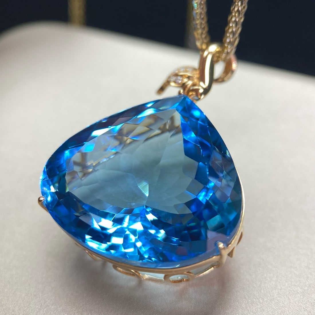 14k Gold 46.95 Ct Natural Topaz & Diamond Pendant( Without Chain ): Ref:231170056 // gold content:14k gold // main gemstone:topaz // shape:pear // carat weight:46. 95ct // color:blue // treatment:natural // // adjacent gemstone 2 : diamond // number of stones:6 // sha