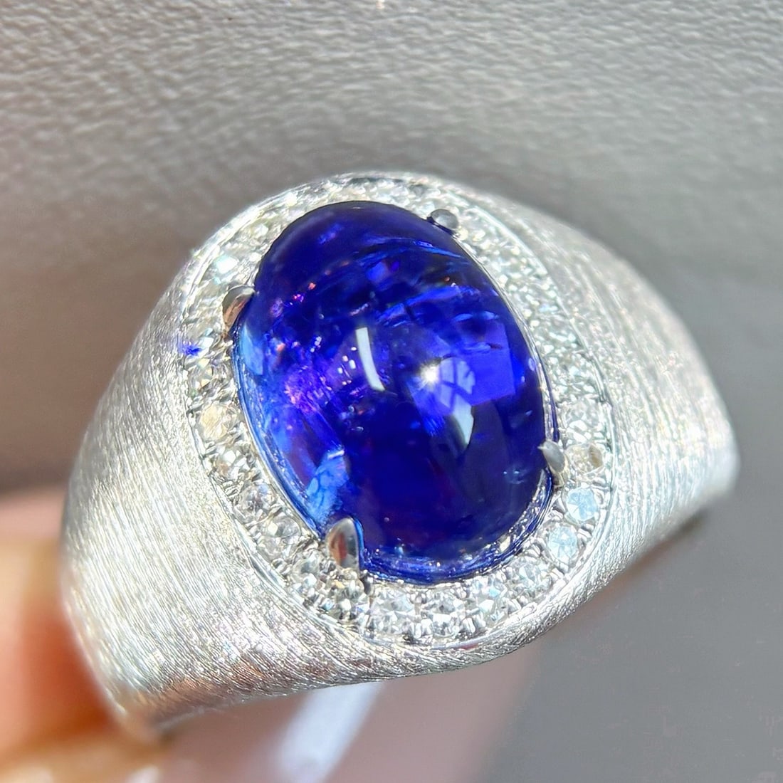 14k Gold 5.05 Ctw Natural Tanzanite & Diamond Ring: Ref:231170057 // gold content:14k gold // ring size:7. 25us // // main gemstone:tanzanite // shape:oval // carat weight:4. 82ct // color:blue // treatment:natural // // adjacent gemstone 2 : diamond