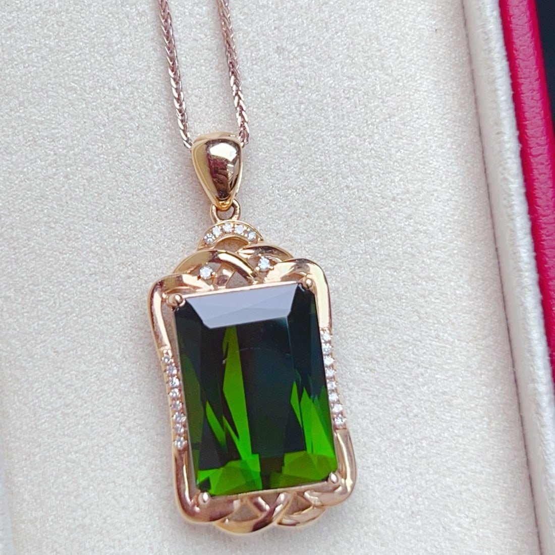 14k Gold 10.72 Ctw Natural Tourmaline & Diamond Pendant( Without Chain ): Ref:231170063 // gold content:14k gold // main gemstone:tourmaline // shape:octagonal // carat weight:10. 65ct // color:green // treatment:natural // // adjacent gemstone 2 : diamond // number of ston
