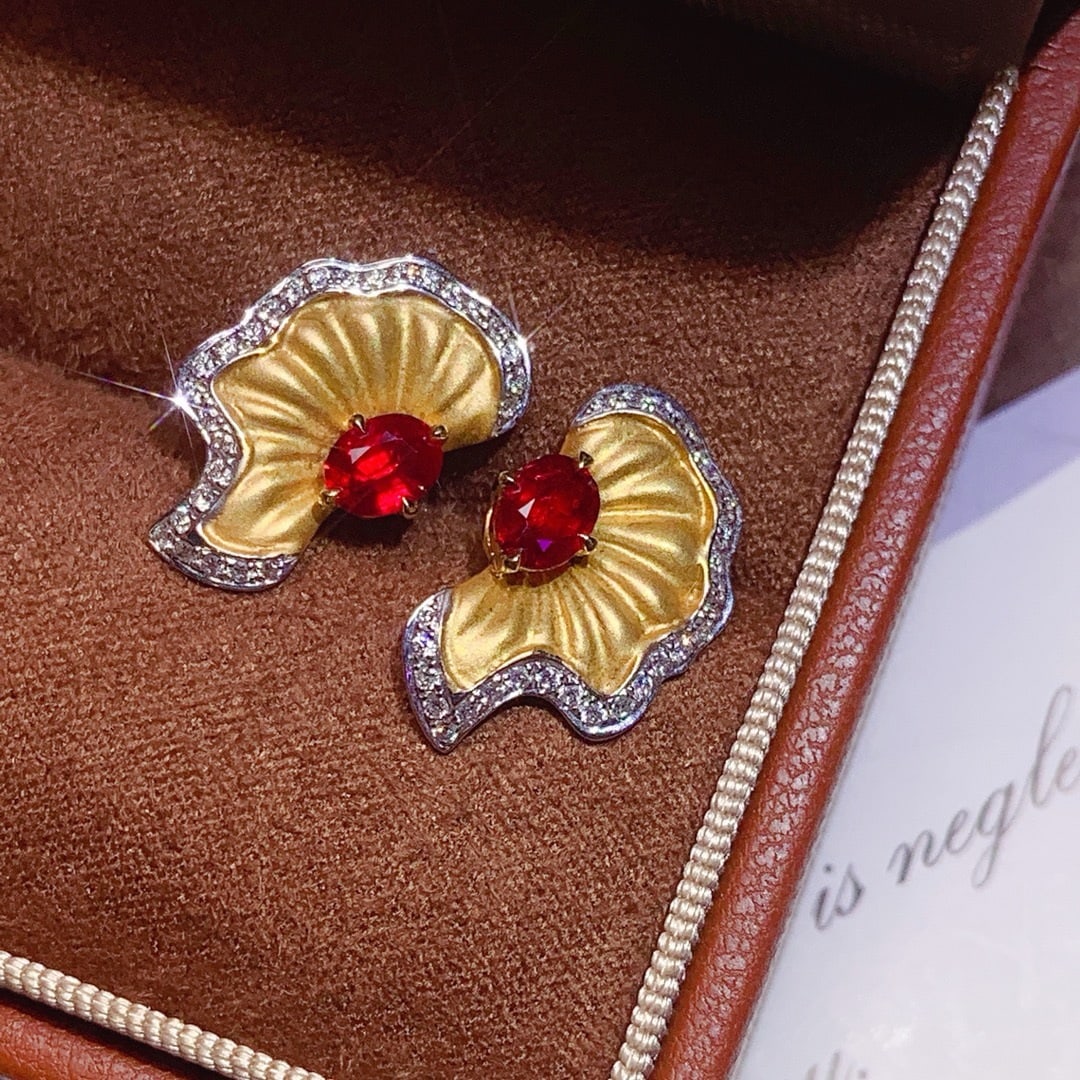 14k Gold 1.22 Ctw Vivid Red Natural Ruby & Diamond Earrings: Ref:231170086 // gold content:14k gold // main gemstone:ruby // shape:oval // carat weight:0. 9ct // color:vivid red // treatment:natural // // adjacent gemstone 2 : diamond // shape:round // carat