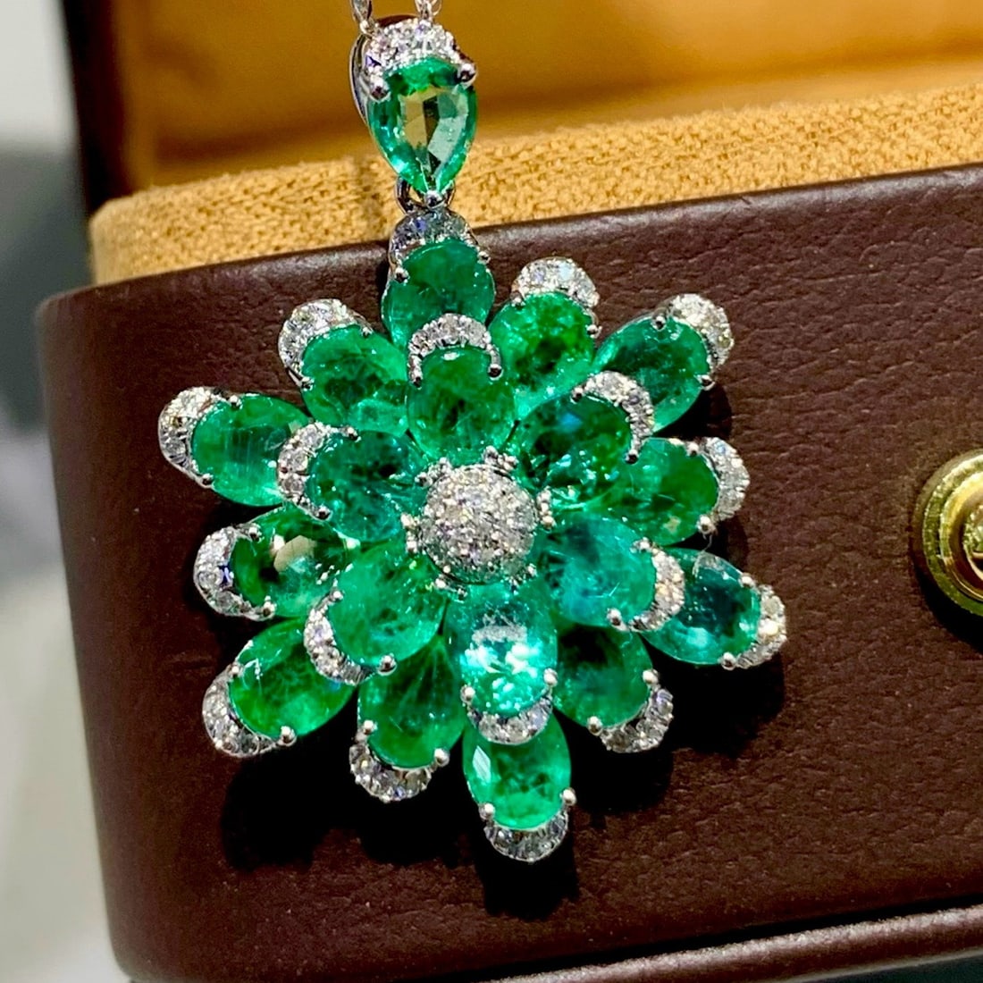 14k Gold 4.3 Ct Natural Emerald & Diamond Pendant( Without Chain ): Ref:231170087 // gold content:14k gold // main gemstone:emerald // shape:multiple // carat weight:4. 3ct // color:green // treatment:natural // // adjacent gemstone 2 : diamond // shape:round // clari