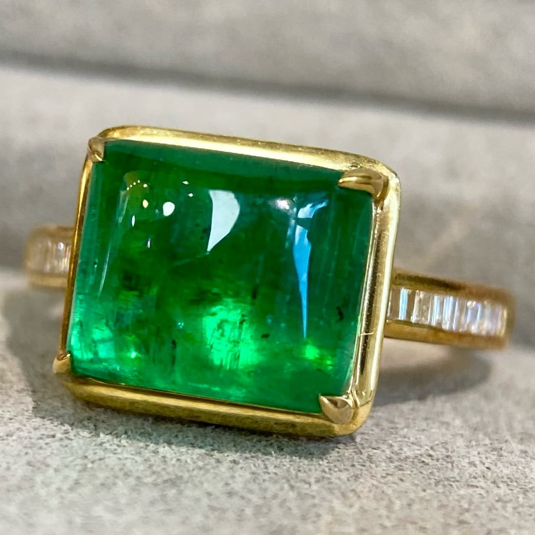 14k Gold 5 Ct Natural Emerald & Diamond Ring: Ref:231170093 // gold content:14k gold // ring size:7. 25us // // main gemstone:emerald // shape:other // carat weight:5ct // color:green // treatment:natural // // adjacent gemstone 2 : diamond // sh