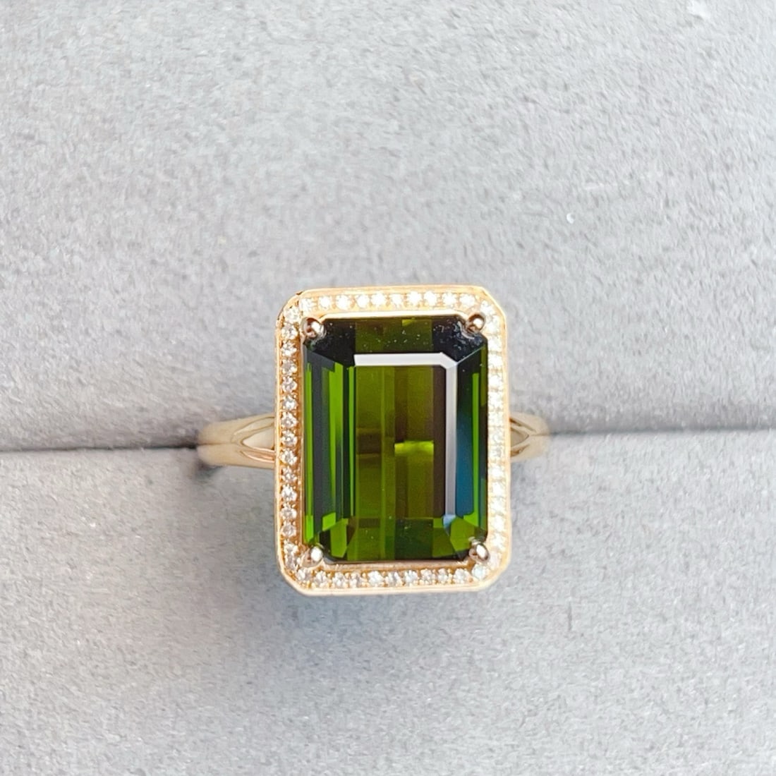 14k Gold 7.30 Ctw Natural Tourmaline & Diamond Ring: Ref:231170095 // gold content:14k gold // ring size:7. 25us // // main gemstone:tourmaline // shape:octagonal // carat weight:7. 15ct // color:green // treatment:natural // // adjacent gemstone 2 : di