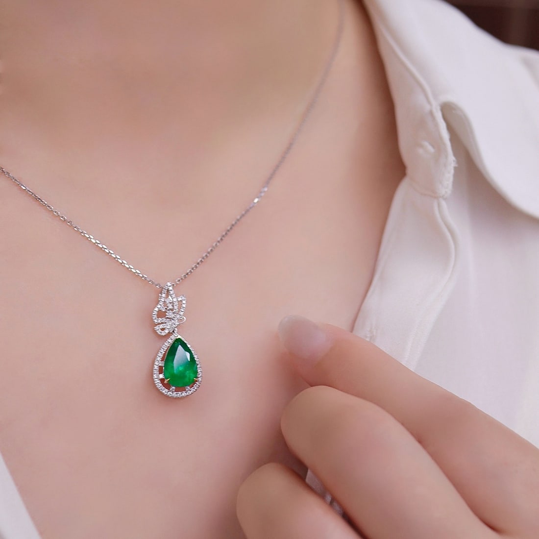 14k Gold 2.73 Ctw Vivid Green Natural Emerald & Diamond Necklace - 4