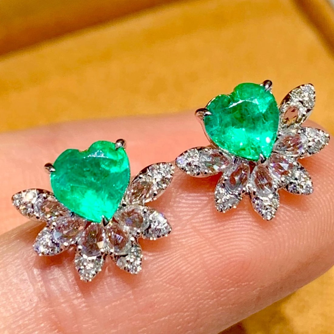 14k Gold 1.02 Ct Natural Emerald & Diamond Earrings: Ref:231170110 // gold content:14k gold // main gemstone:emerald // shape:heart // carat weight:1. 02ct // color:green // treatment:natural // // adjacent gemstone 2 : diamond // shape:round // clarity