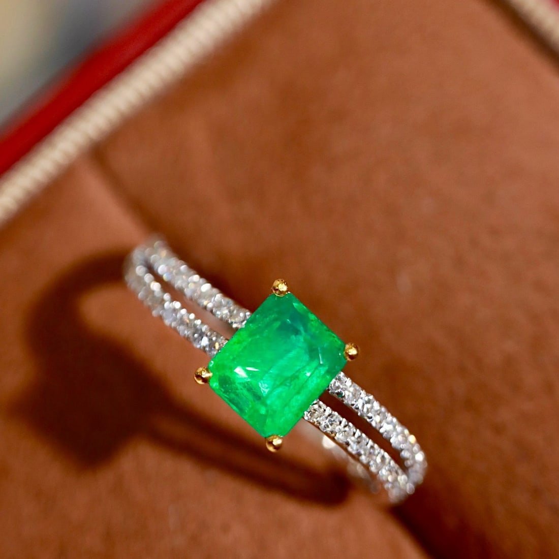 14k Gold 1.03 Ctw Natural Emerald & Diamond Ring: Ref:231170112 // gold content:14k gold // ring size:7. 25us // // main gemstone:emerald // shape:octagonal // carat weight:0. 81ct // color:green // treatment:natural // // adjacent gemstone 2 :