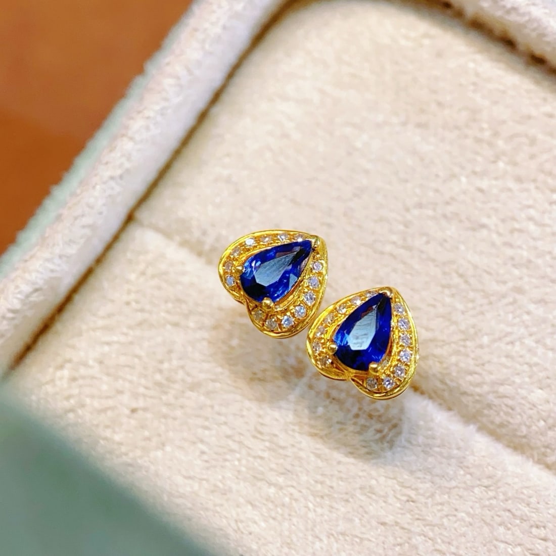 14k Gold 0.5 Ct Vivid Blue Natural Sapphire & Diamond Earrings: Ref:231170114 // gold content:14k gold // main gemstone:sapphire // shape:pear // carat weight:0. 5ct // color:vivid blue // treatment:natural // // adjacent gemstone 2 : diamond // number of stones:2