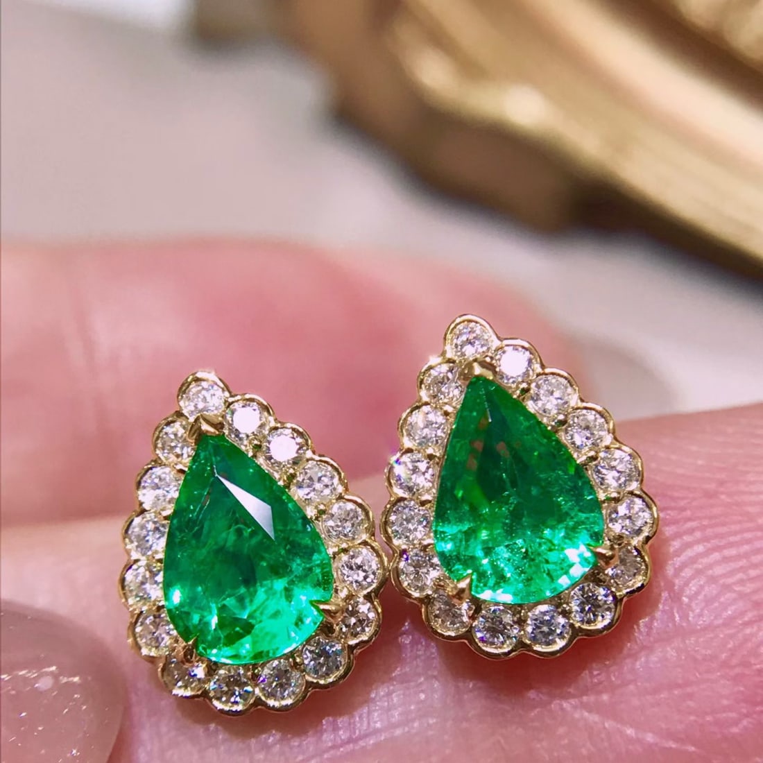 14k Gold 1.1 Ct Natural Emerald & Diamond Earrings: Ref:231170118 // gold content:14k gold // main gemstone:emerald // shape:pear // carat weight:1. 1ct // color:green // treatment:natural // // adjacent gemstone 2 : diamond // shape:round // clarity g