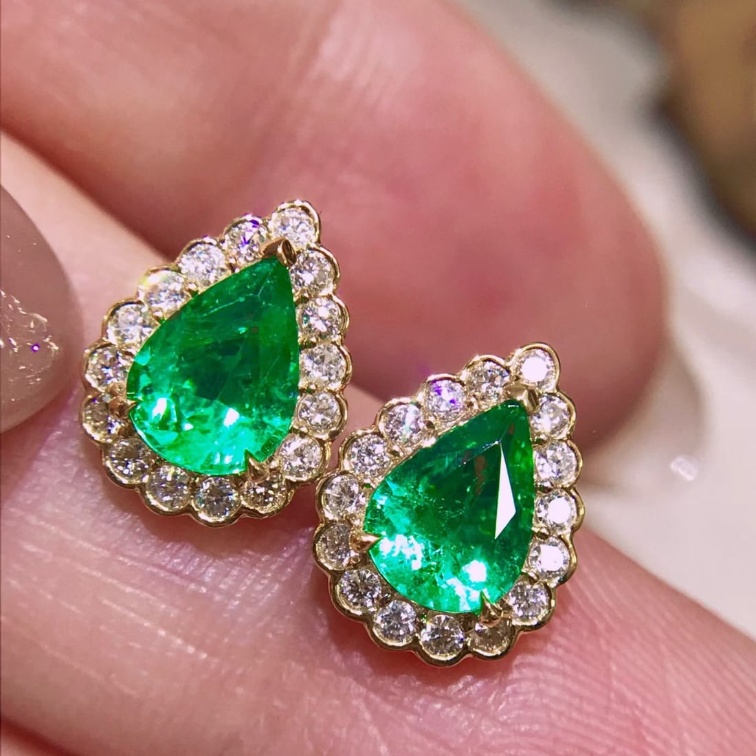 14k Gold 1.1 Ct Natural Emerald & Diamond Earrings - 3