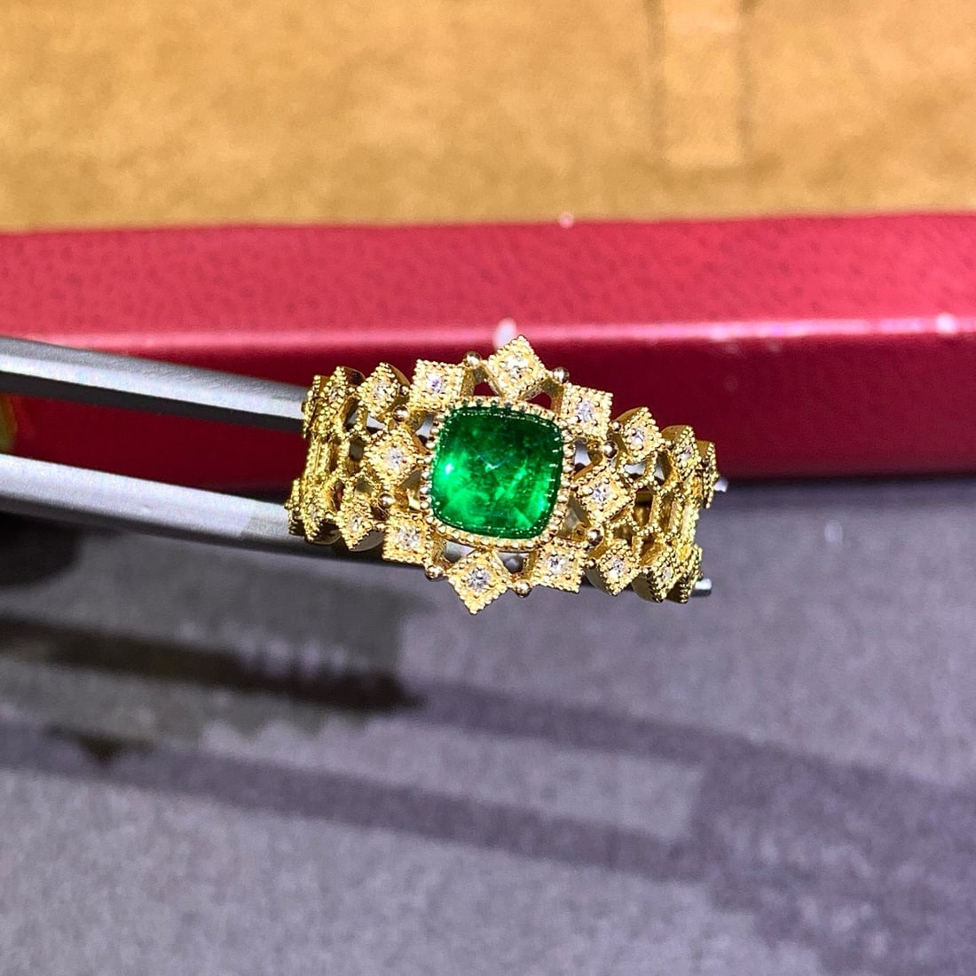 14k Gold 1.04 Ctw Vivid Green Natural Emerald & Diamond Ring: Ref:231170124 // gold content:14k gold // ring size:7. 25us // // main gemstone:emerald // shape:sugar-loaf // carat weight:0. 91ct // color:vivid green // treatment:natural // // adjacent gemstone 2 