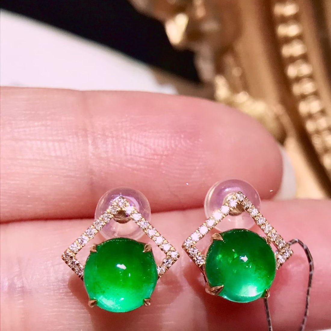 14k Gold 2.5 Ct Natural Emerald & Diamond Earrings: Ref:231170127 // gold content:14k gold // main gemstone:emerald // shape:round // carat weight:2. 5ct // color:green // treatment:natural // cut grade:g // // adjacent gemstone 2 : diamond // number o
