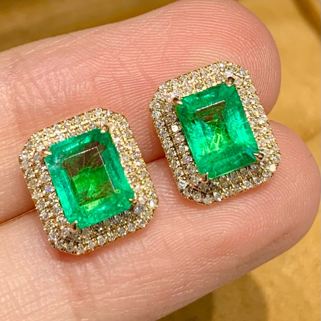 14k Gold 2.4 Ct Natural Emerald & Diamond Earrings: Ref:231170129 // gold content:14k gold // main gemstone:emerald // shape:octagonal // carat weight:2. 4ct // color:green // treatment:natural // // adjacent gemstone 2 : diamond // shape:round // clar