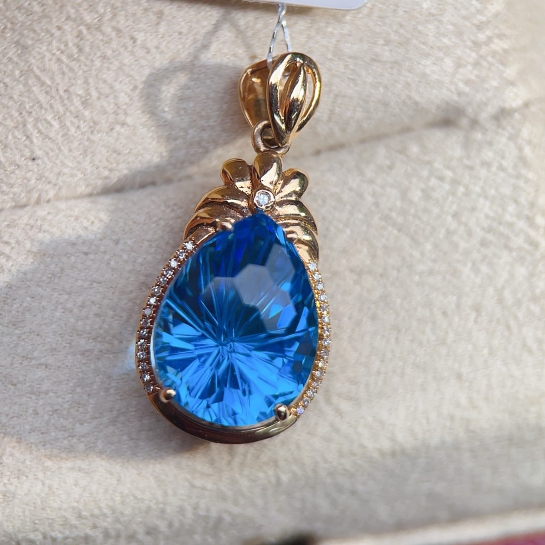 14k Gold 11.45 Ct Natural Topaz & Diamond Pendant( Without Chain ): Ref:231170137 // gold content:14k gold // main gemstone:topaz // shape:pear // carat weight:11. 45ct // color:blue // treatment:natural // // adjacent gemstone 2 : diamond // number of stones:31 //