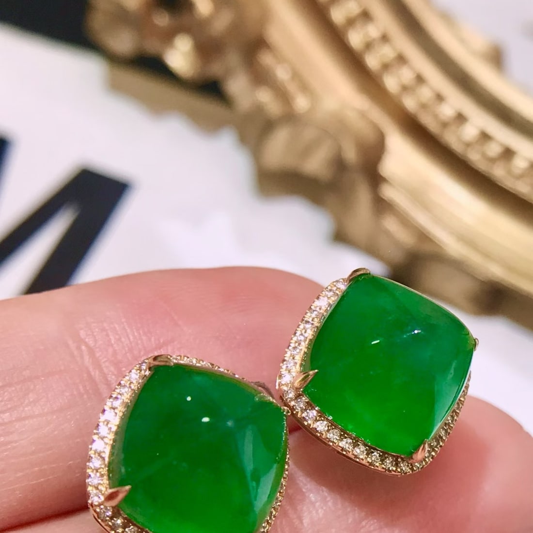 14k Gold 12.4 Ct Natural Emerald & Diamond Earrings: Ref:231170139 // gold content:14k gold // main gemstone:emerald // shape:sugar-loaf // carat weight:12. 4ct // color:green // treatment:natural // // adjacent gemstone 2 : diamond // number of stones: