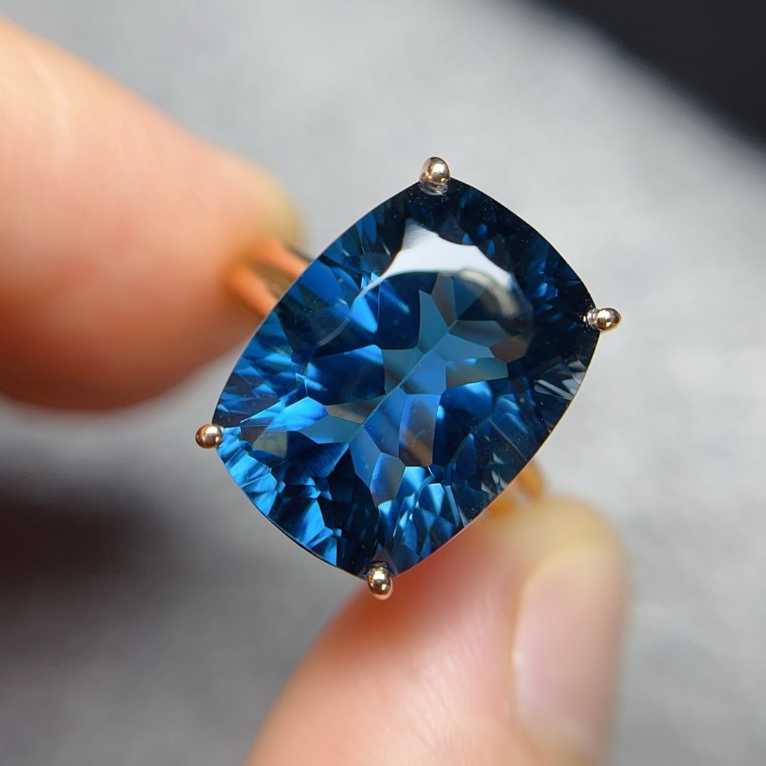 14k Gold 11.20 Ct Natural Topaz Ring - 2
