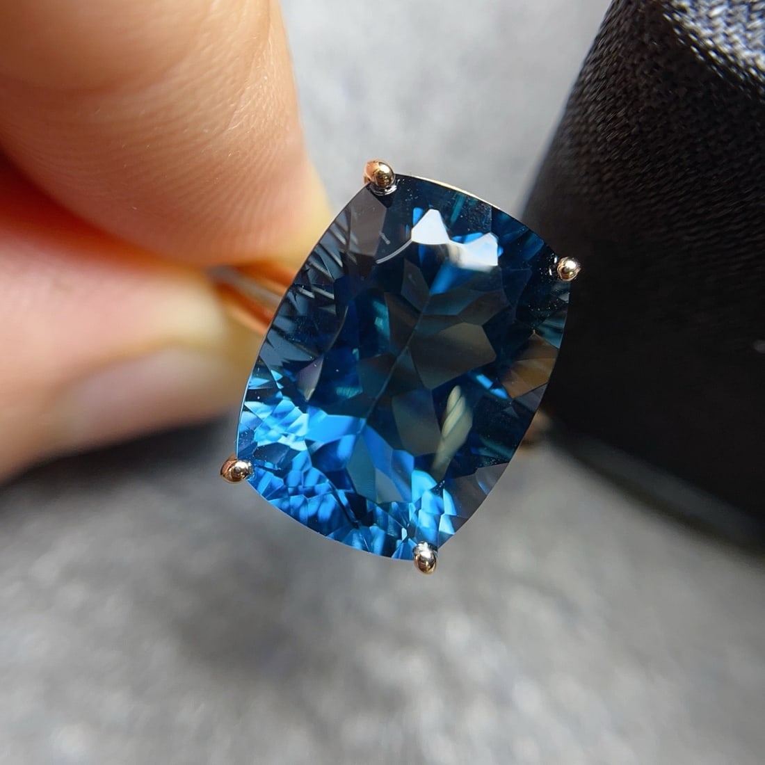 14k Gold 11.20 Ct Natural Topaz Ring - 4