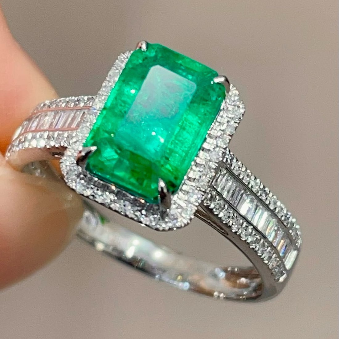 14k Gold 2.2 Ctw Natural Emerald & Diamond Ring - 3