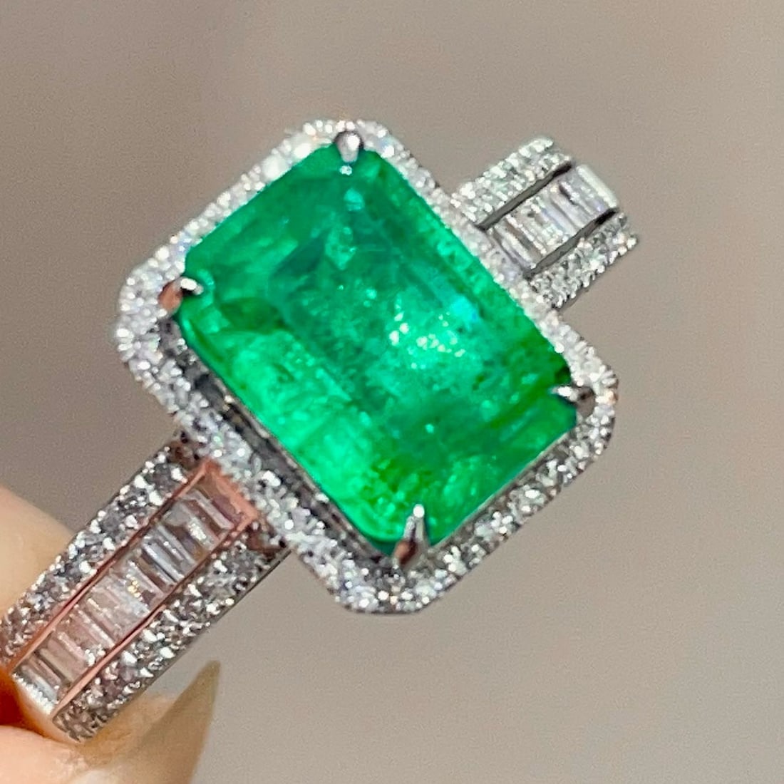 14k Gold 2.2 Ctw Natural Emerald & Diamond Ring - 4
