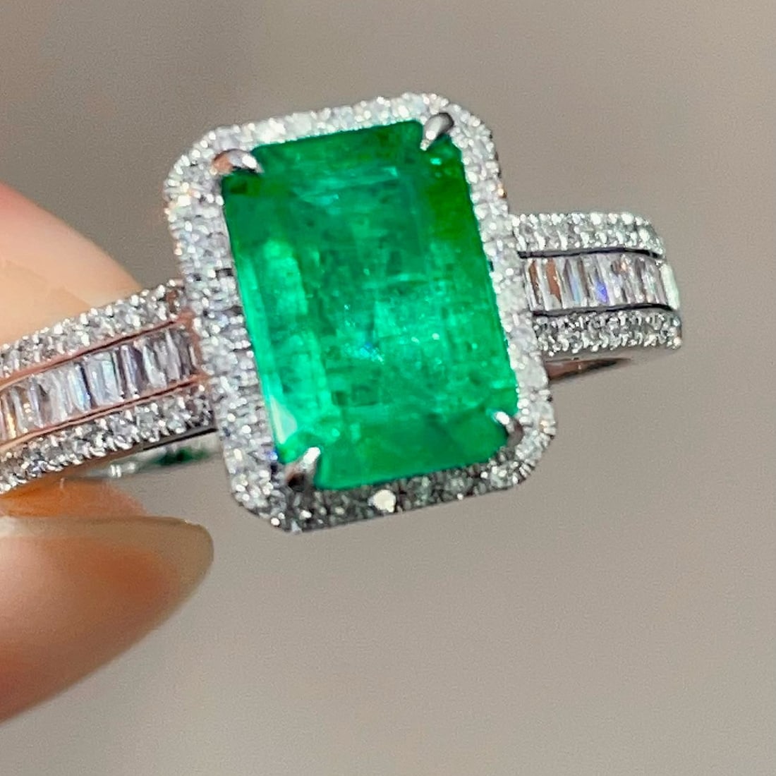 14k Gold 2.2 Ctw Natural Emerald & Diamond Ring - 5
