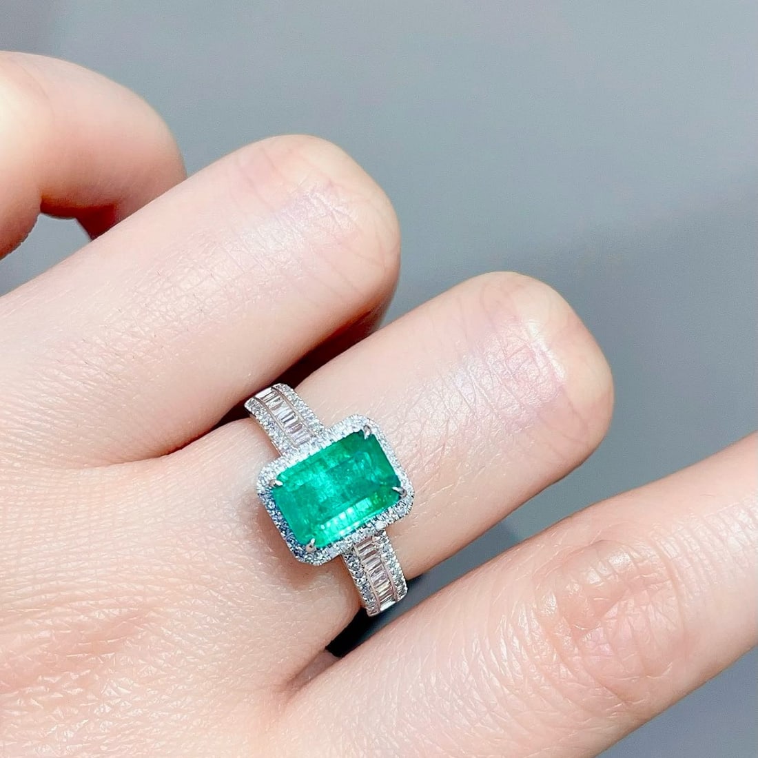 14k Gold 2.2 Ctw Natural Emerald & Diamond Ring - 6