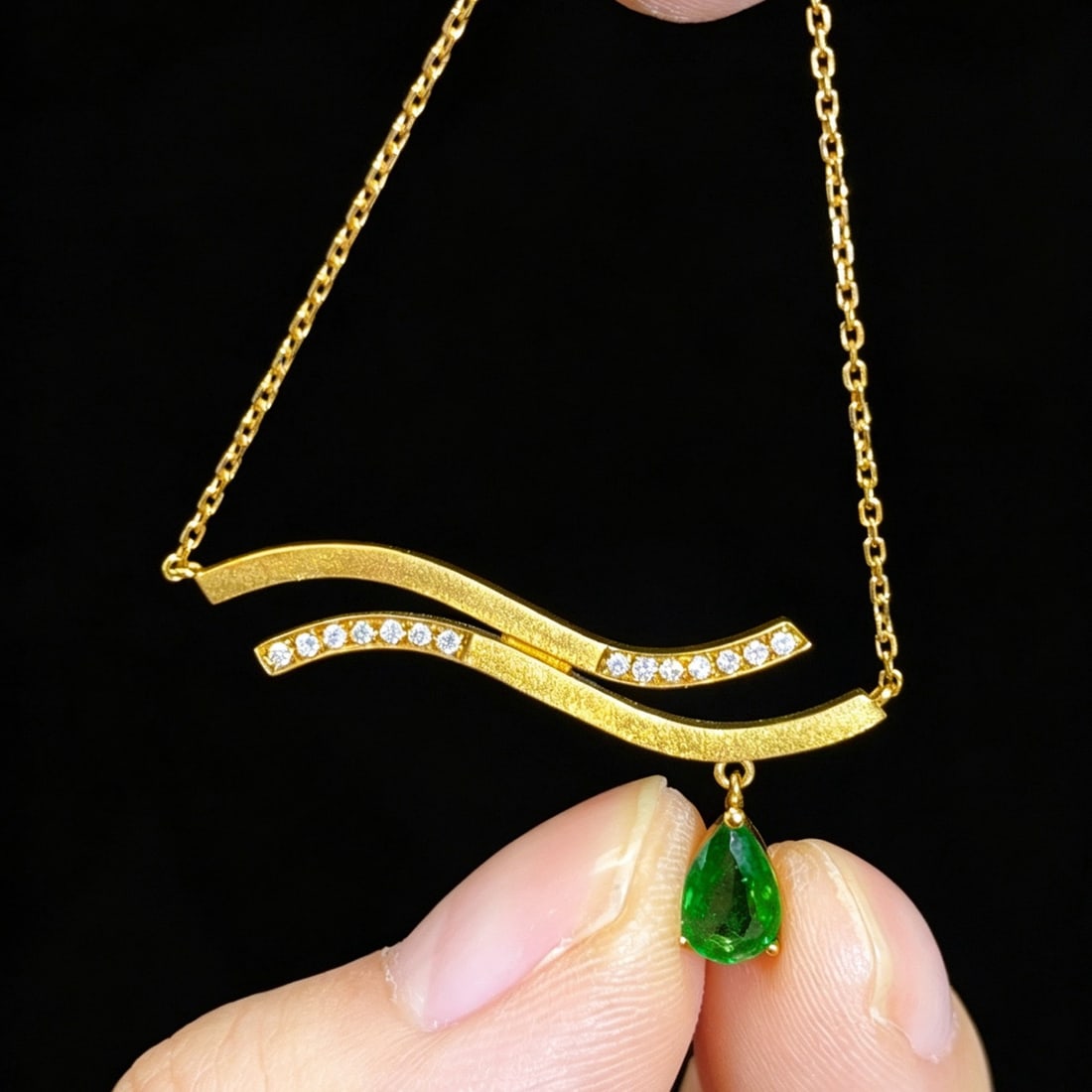 14k Gold 0.49 Ctw Vivid Green Natural Emerald & Diamond Necklace: Ref:231170171 // gold content:14k gold // main gemstone:emerald // shape:pear // carat weight:0. 4ct // color:vivid green // treatment:natural // // adjacent gemstone 2 : diamond // shape:round //