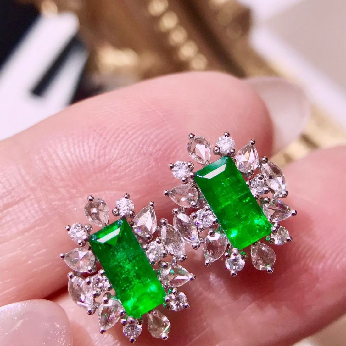 14k Gold 1.78 Ctw Natural Emerald & Diamond Earrings: Ref:231170172 // gold content:14k gold // main gemstone:emerald // shape:rectangle // carat weight:1. 1ct // color:green // treatment:natural // // adjacent gemstone 2 : diamond // shape:multiple // c