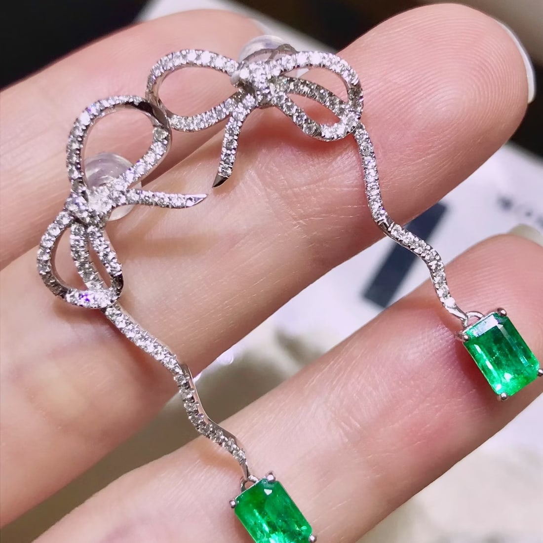 14k Gold 1.78 Ctw Natural Emerald & Diamond Earrings: Ref:231170177 // gold content:14k gold // main gemstone:emerald // shape:octagonal // carat weight:1. 1ct // color:green // treatment:natural // // adjacent gemstone 2 : diamond // shape:round //