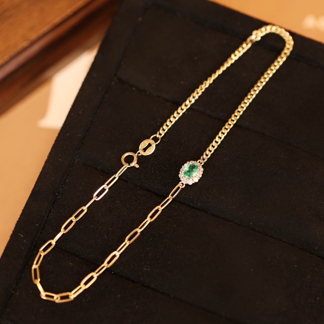 14k Gold 0.25 Ctw Natural Emerald & Diamond Bracelet: Ref:231170181 // gold content:14k gold // main gemstone:emerald // shape:oval // carat weight:0. 17ct // color:green // treatment:natural // // adjacent gemstone 2 : diamond // shape:round // carat we