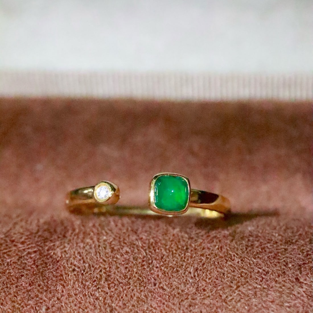 14k Gold 0.27 Ctw Natural Emerald & Diamond Ring: Ref:231170182 // gold content:14k gold // ring size:7. 25us // // main gemstone:emerald // shape:sugar-loaf // carat weight:0. 25ct // color:green // treatment:natural // // adjacent gemstone 2 : diam