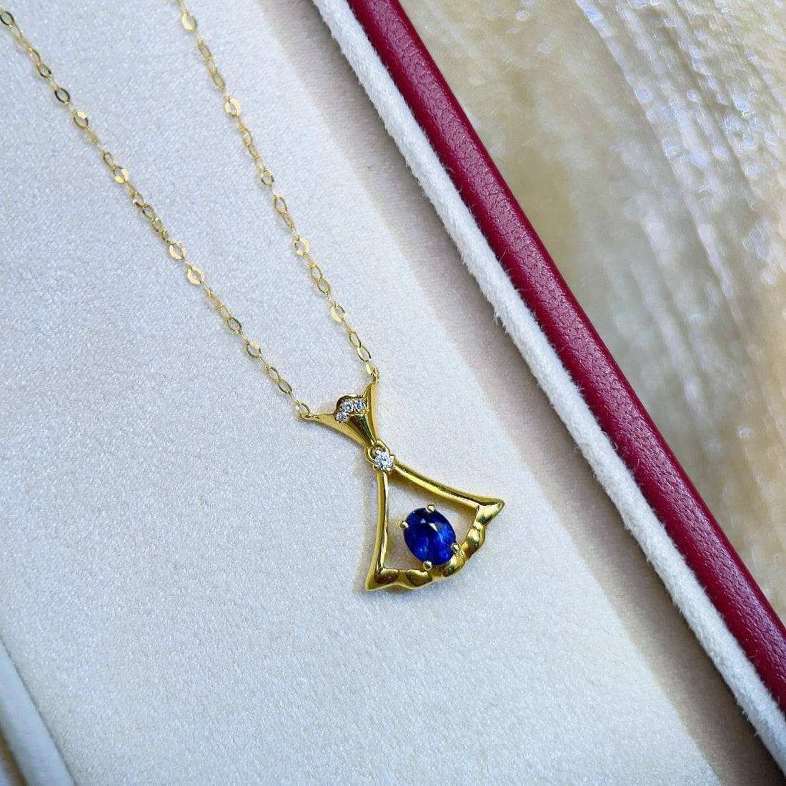 14k Gold 0.45 Ct Natural Sapphire & Diamond Necklace: Ref:231170200 // gold content:14k gold // main gemstone:sapphire // shape:oval // carat weight:0. 45ct // color:blue // treatment:natural // // adjacent gemstone 2 : diamond // number of stones:4 //