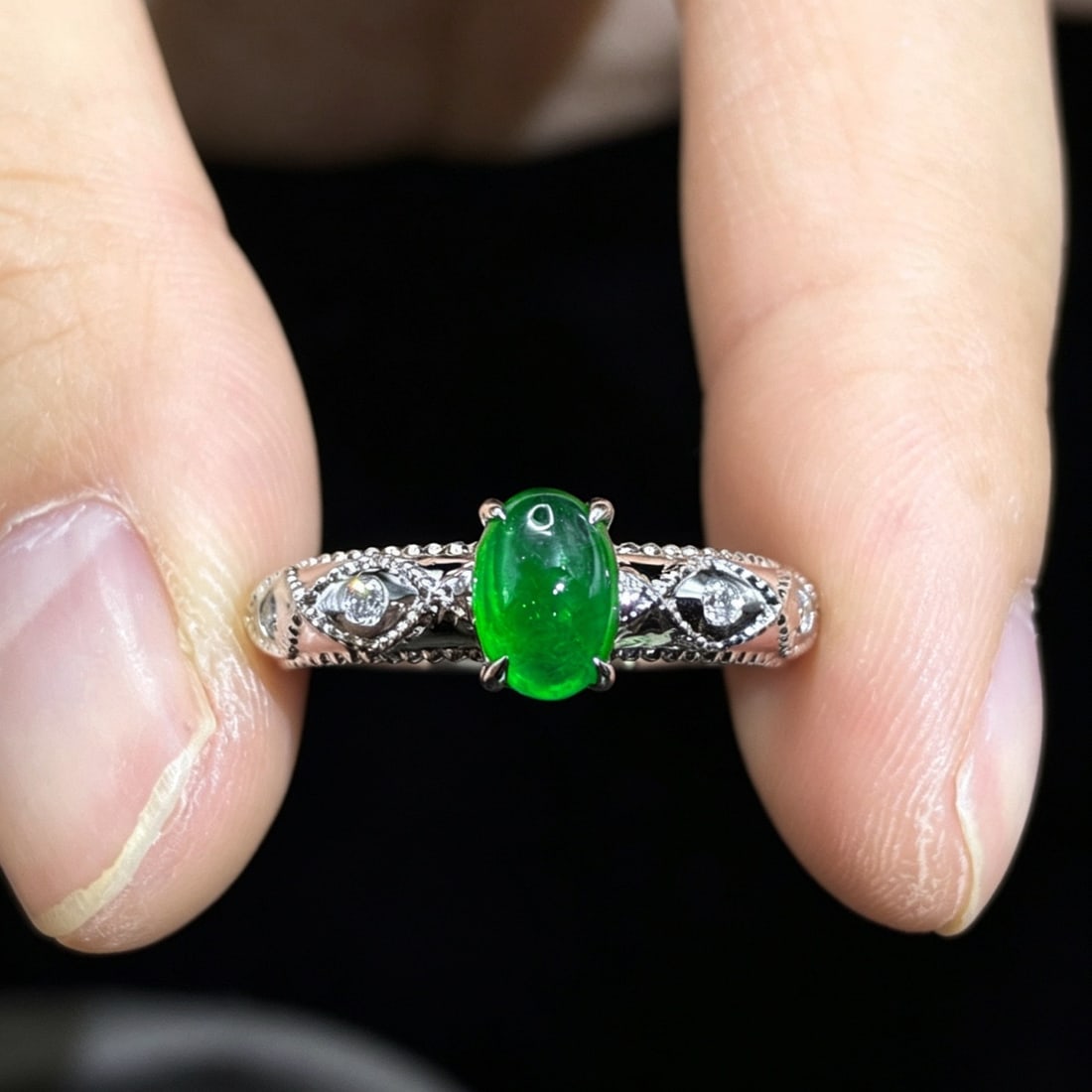 14k Gold 1.11 Ctw Vivid Green Natural Emerald & Diamond Ring: Ref:231170201 // gold content:14k gold // ring size:7. 25us // // main gemstone:emerald // shape:oval // carat weight:0. 8ct // color:vivid green // treatment:natural // // adjacent gemstone 2 :