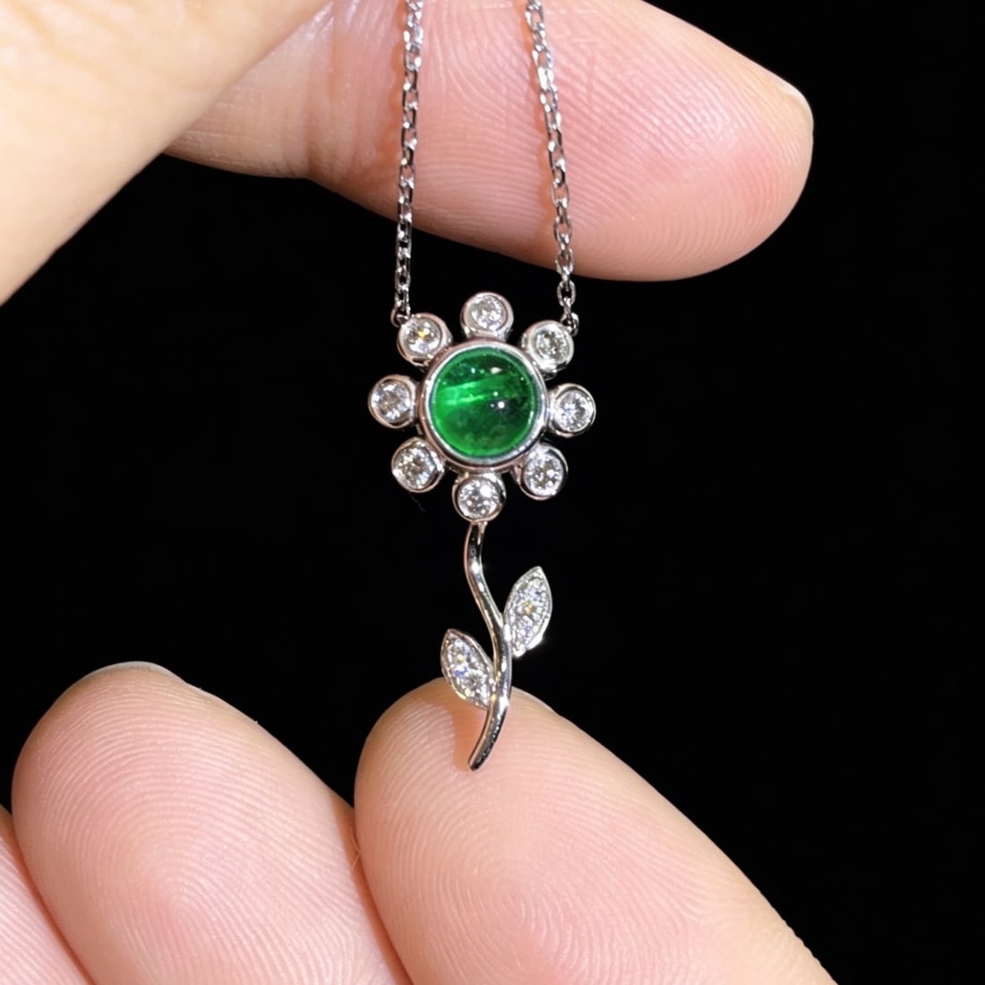 14k Gold 0.8 Ctw Vivid Green Natural Emerald & Diamond & Flowers Necklace: Ref:231170204 // gold content:14k gold // main gemstone:emerald // shape:round // carat weight:0. 6ct // color:vivid green // treatment:natural // cut grade:g // // adjacent gemstone 2 : diamond //