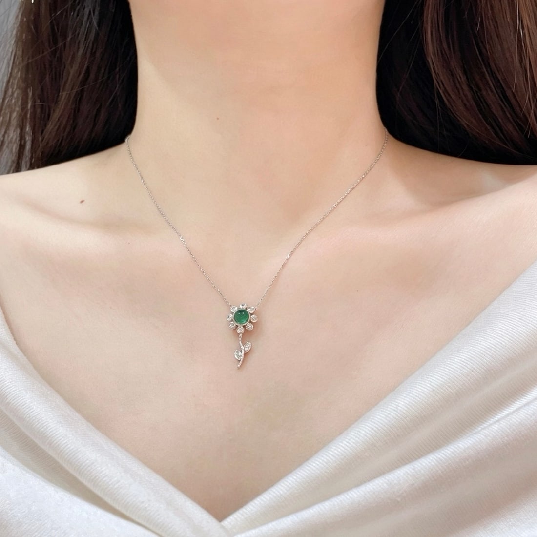 14k Gold 0.8 Ctw Vivid Green Natural Emerald & Diamond & Flowers Necklace - 6