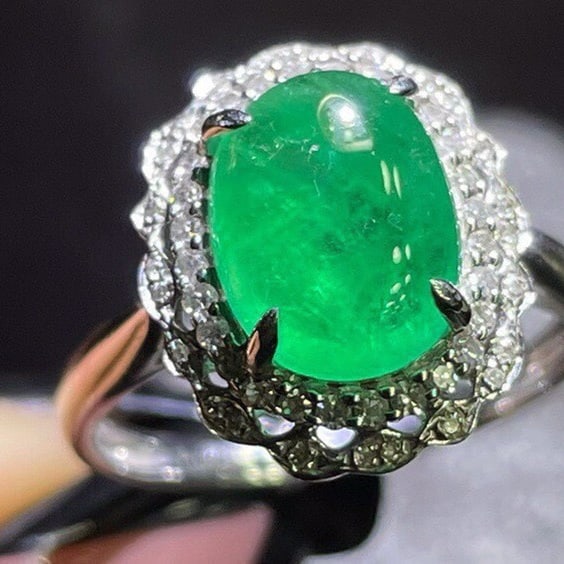 14k Gold 4.2 Ct Natural Emerald & Diamond Ring: Ref:231170210 // gold content:14k gold // ring size:7. 25us // // main gemstone:emerald // shape:oval // carat weight:4. 2ct // color:green // treatment:natural // // adjacent gemstone 2 : diamond //
