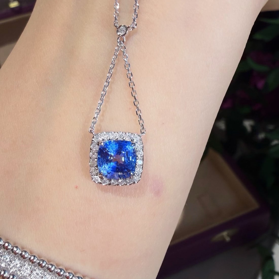 14k Gold 1.55 Ct Natural Sapphire & Diamond Necklace: Ref:231170214 // gold content:14k gold // main gemstone:sapphire // shape:cushion // carat weight:1. 55ct // color:blue // treatment:natural // // adjacent gemstone 2 : diamond // shape:round //