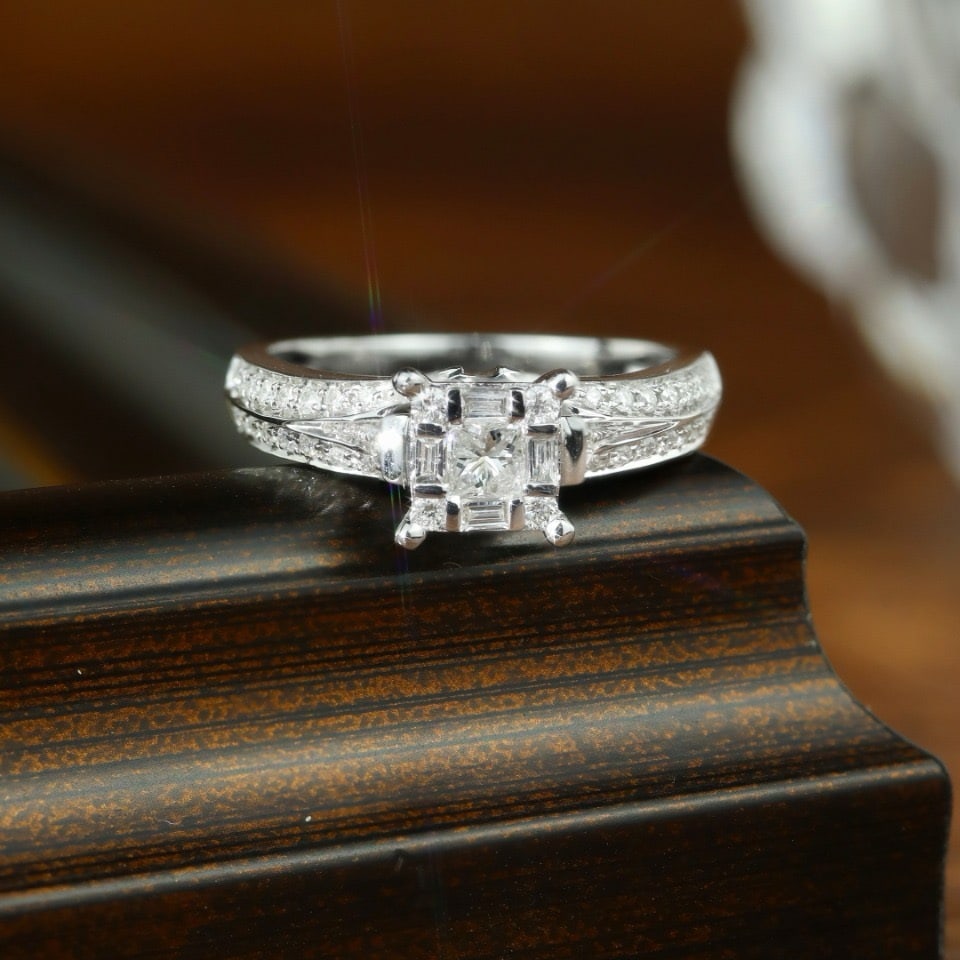 14k Gold 0.50 Ct Natural H Diamond Ring: Ref:231170227 // gold content:14k gold // ring size:7. 25us // // main gemstone:diamond // shape:multiple // carat weight:0. 50ct // clarity grade:vs-si // color:h // treatment:natural // Condition: