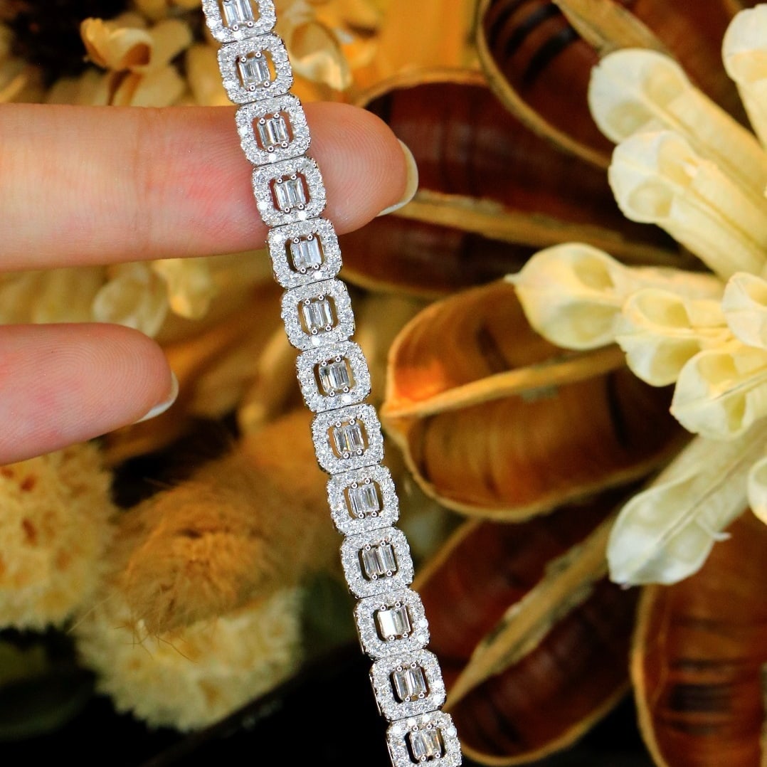 14k Gold 3.5 Ct Natural H Diamond Bracelet: Ref:231170235 // gold content:14k gold // main gemstone:diamond // shape:multiple // carat weight:3. 5ct // clarity grade:vs-si // color:h // treatment:natural // Condition: New Low Estimate: