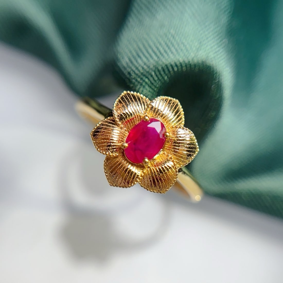 14k Gold 0.60 Ct Natural Ruby & Flowers Ring - 2