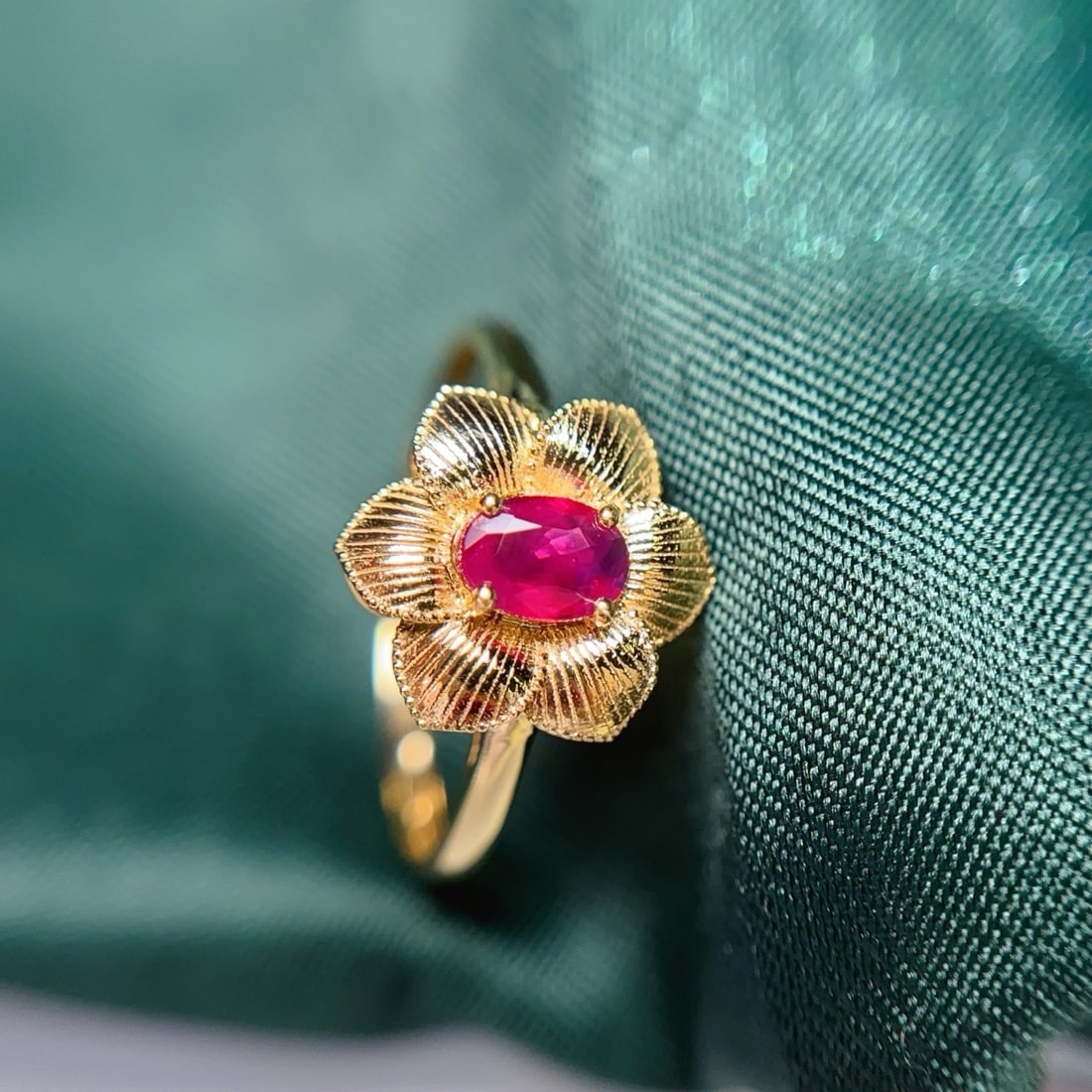 14k Gold 0.60 Ct Natural Ruby & Flowers Ring - 3