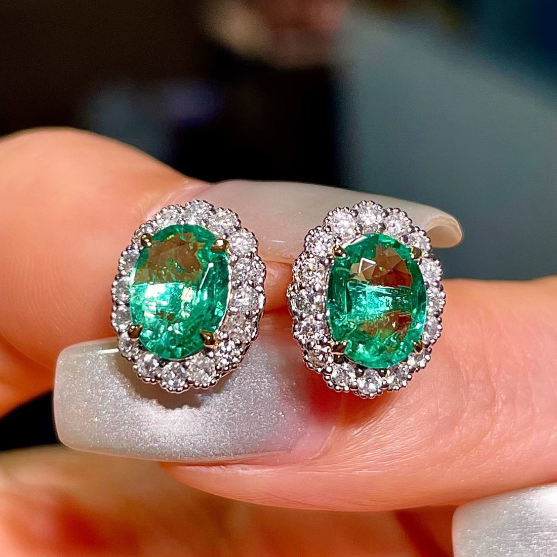 14k Gold 2.65 Ctw Natural Emerald & Diamond Earrings: Ref:231170267 // gold content:14k gold // main gemstone:emerald // shape:oval // carat weight:2. 00ct // color:green // treatment:natural // // adjacent gemstone 2 : diamond // shape:round // carat we