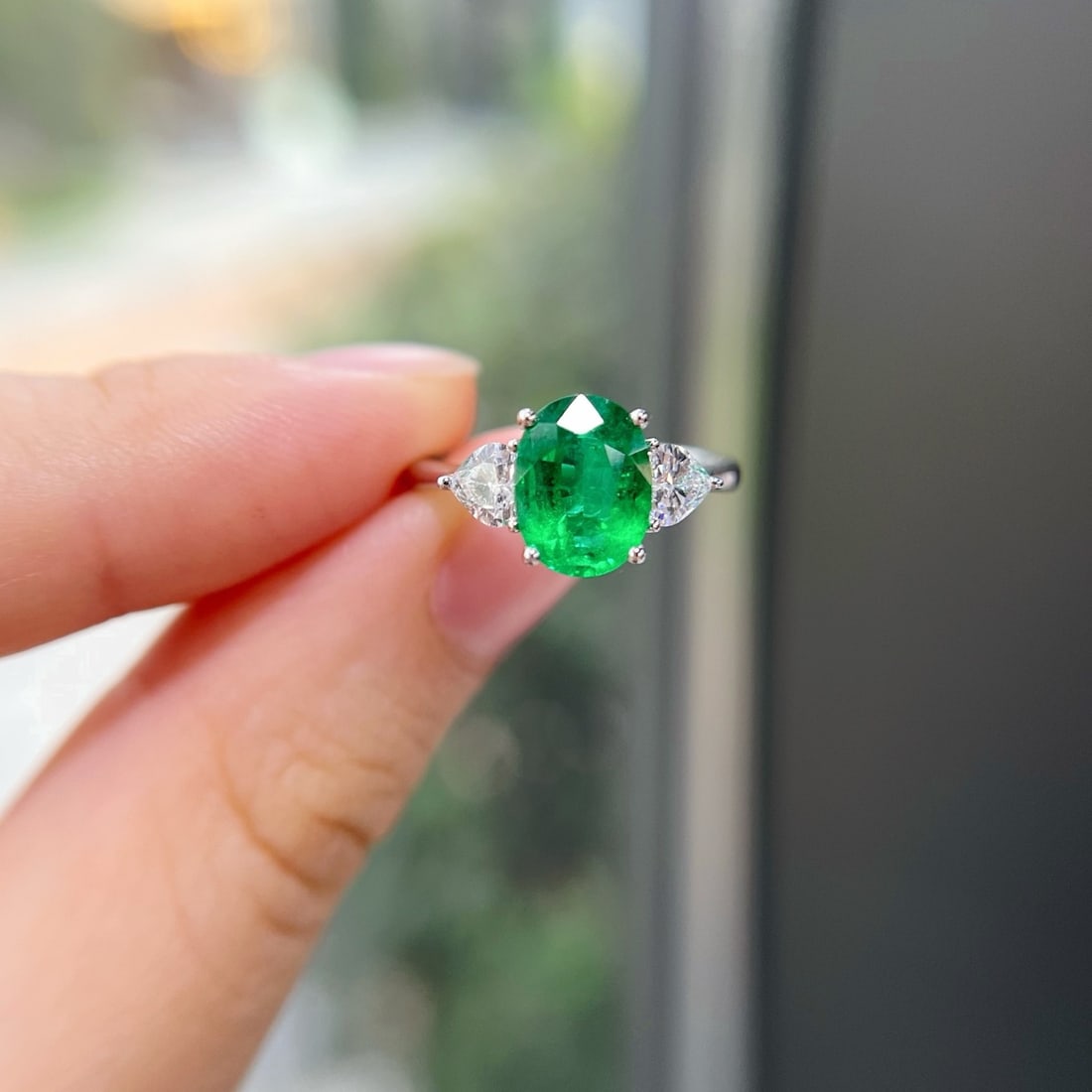 14k Gold 2.04 Ctw Vivid Green Natural Emerald & Diamond Ring: Ref:231170270 // gold content:14k gold // ring size:7. 25us // // main gemstone:emerald // shape:oval // carat weight:1. 58ct // color:vivid green // treatment:natural // // adjacent gemstone 2 :