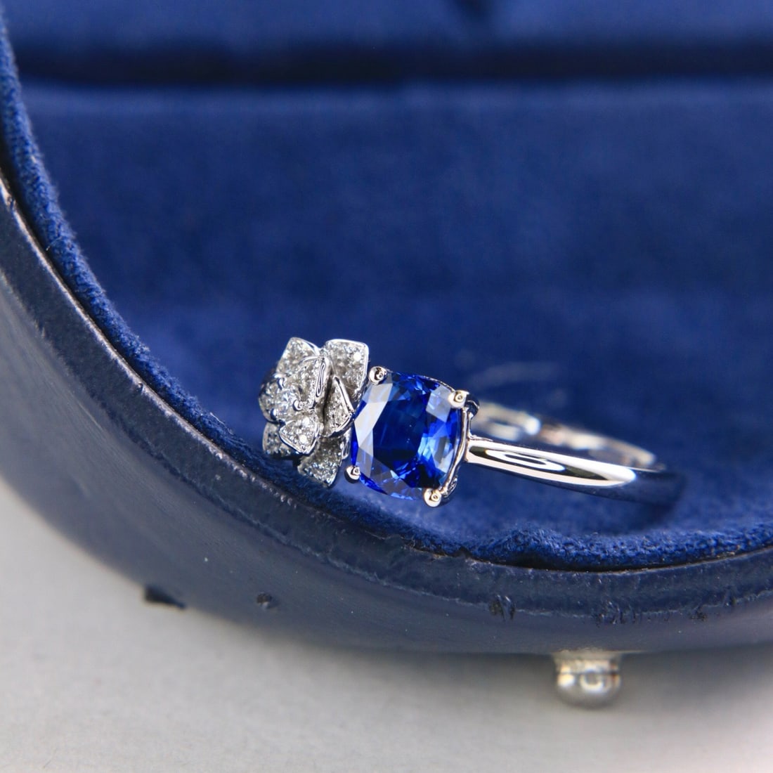 14k Gold 1.05 Ctw Vivid Blue Natural Sapphire & Diamond & Flowers Ring - 2