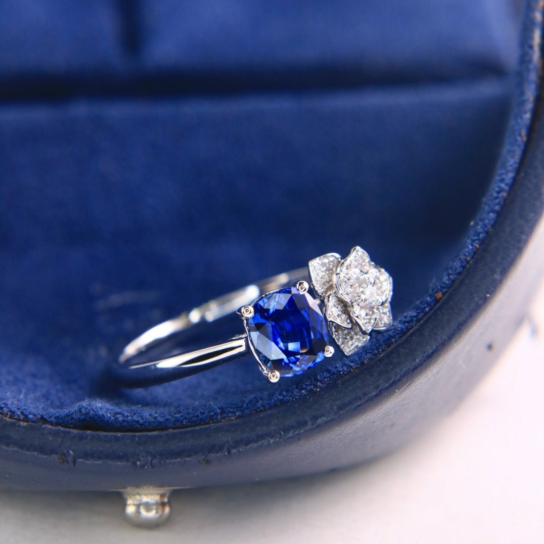 14k Gold 1.05 Ctw Vivid Blue Natural Sapphire & Diamond & Flowers Ring - 3