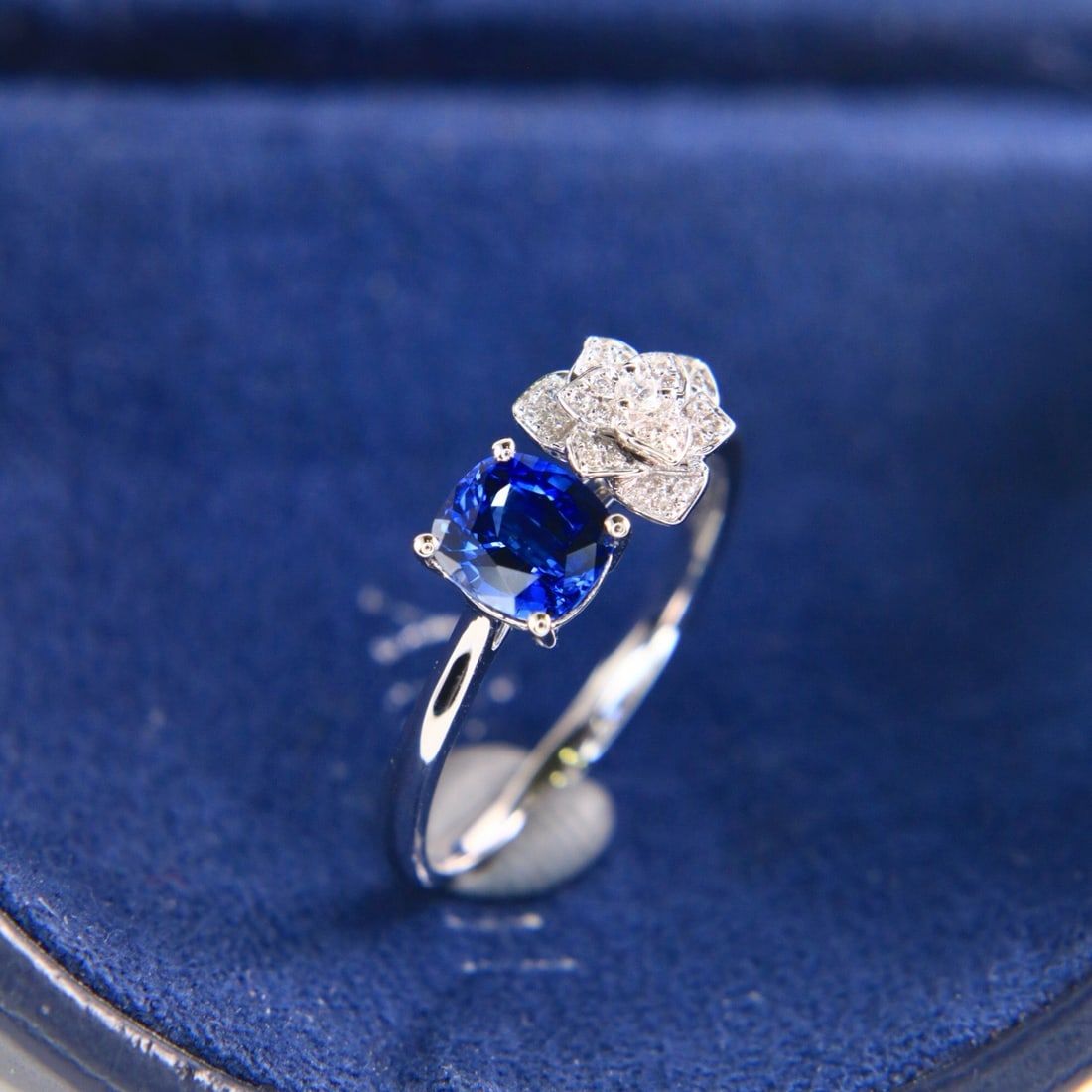 14k Gold 1.05 Ctw Vivid Blue Natural Sapphire & Diamond & Flowers Ring - 4