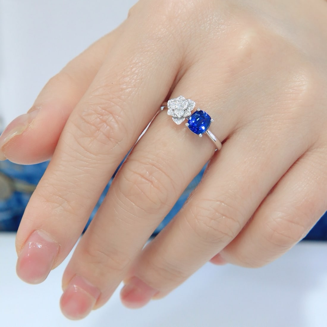14k Gold 1.05 Ctw Vivid Blue Natural Sapphire & Diamond & Flowers Ring - 5