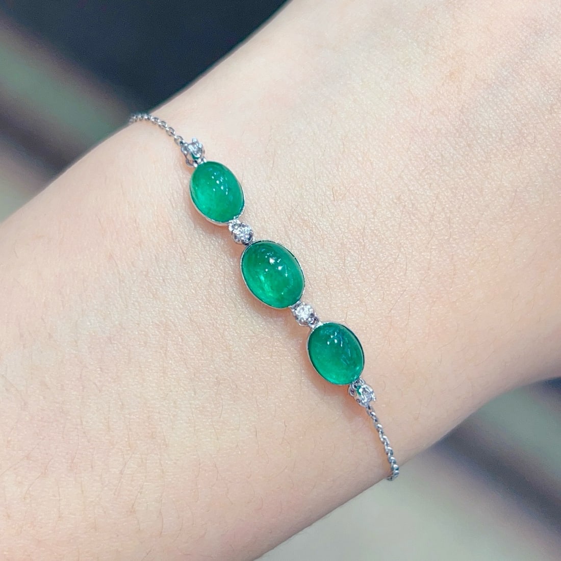 14k Gold 3 Ct Natural Emerald & Diamond Bracelet: Ref:231170289 // gold content:14k gold // main gemstone:emerald // shape:oval // carat weight:3ct // color:green // treatment:natural // // adjacent gemstone 2 : diamond // shape:round // clarity