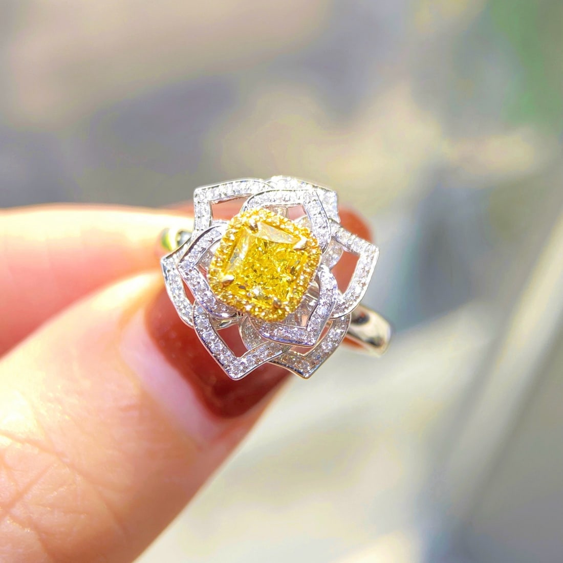 Gia Certified 14k Gold 0.81 Ctw Natural Yellow Diamond & Diamond & Flowers Ring: Ref:231170298 // gold content:14k gold // ring size:7. 25us // // main gemstone:yellow diamond // certified:gia // shape:radiant // carat weight:0. 56ct // clarity grade:vs2 // color:yellow //
