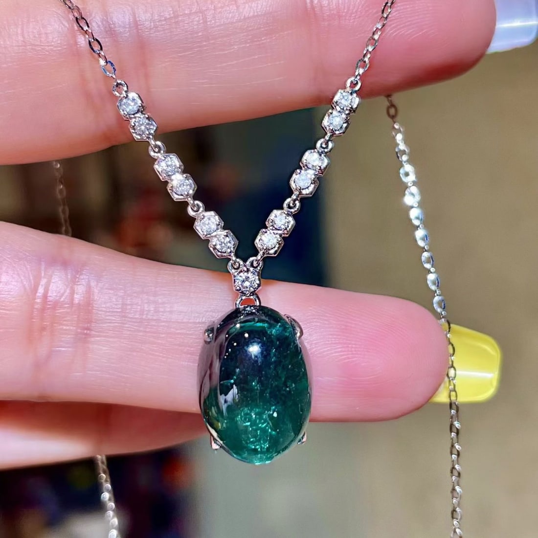 14k Gold 11.53 Ctw Natural Emerald & Diamond Necklace: Ref:231170302 // gold content:14k gold // main gemstone:emerald // shape:oval // carat weight:11. 33ct // color:green // treatment:natural // // adjacent gemstone 2 : diamond // shape:round // carat