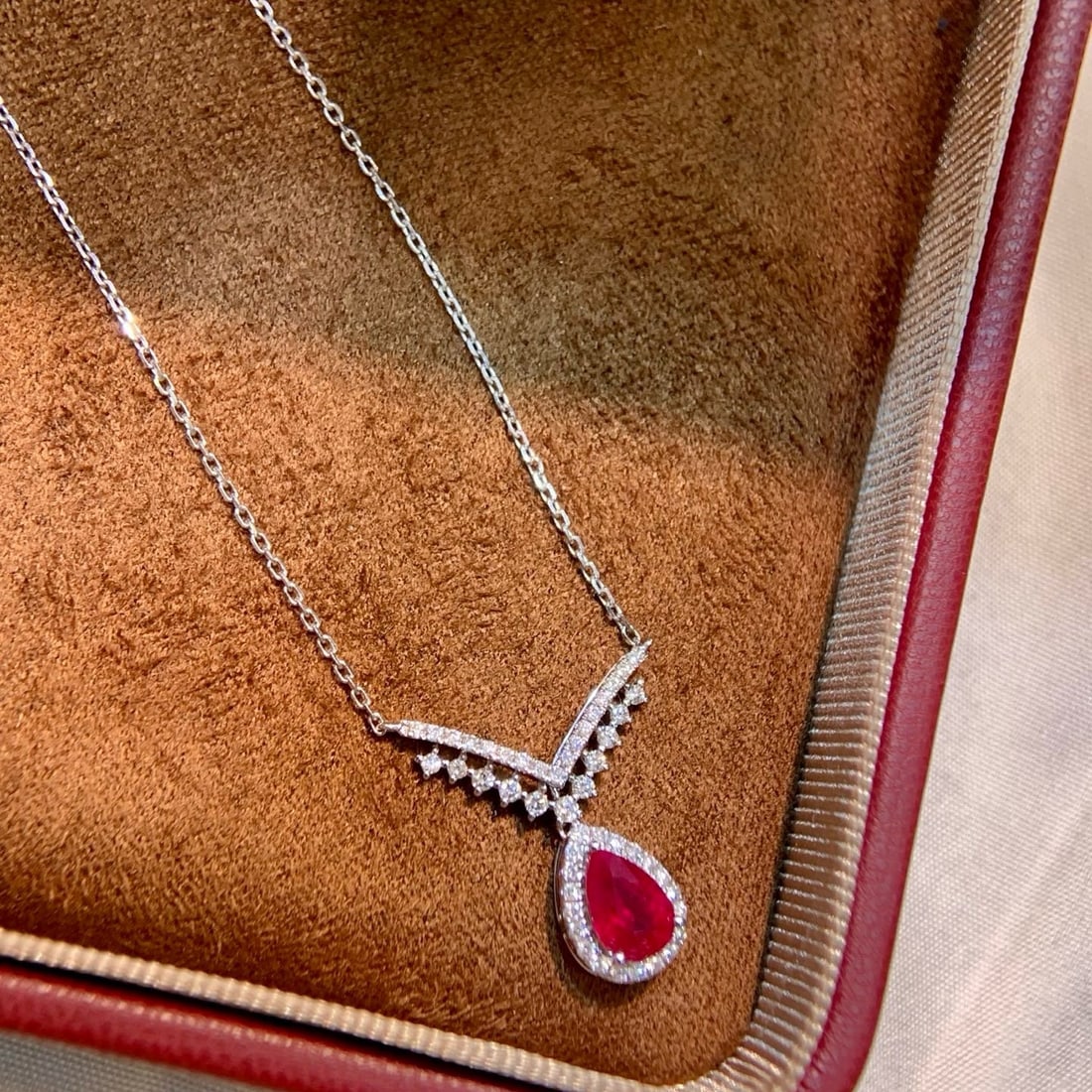 14k Gold 0.81 Ctw Vivid Red Natural Ruby & Diamond Necklace: Ref:231170305 // gold content:14k gold // main gemstone:ruby // shape:pear // carat weight:0. 61ct // color:vivid red // treatment:natural // // adjacent gemstone 2 : diamond // shape:round // carat w
